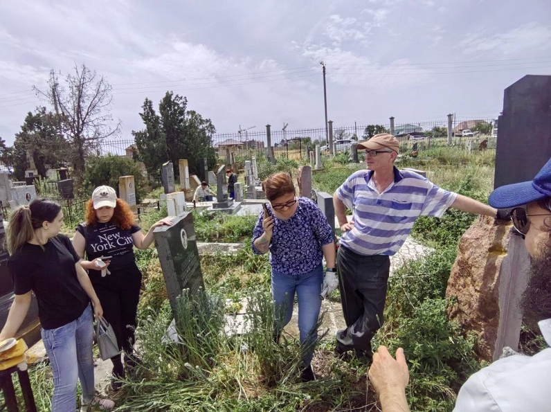 Уборка на еврейском кладбище в Астрахани
