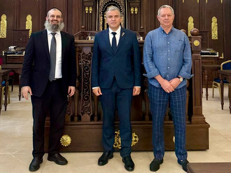 Вице-губернатор Виталий Свинцов посетил синагогу в Брянске