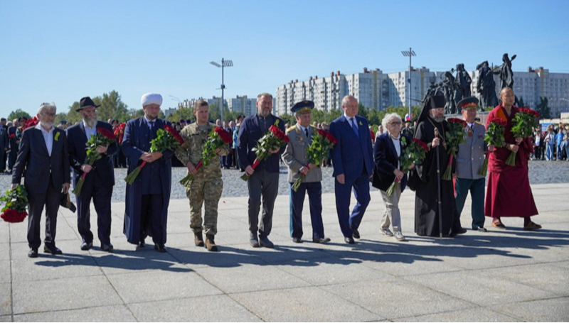 Представители еврейской общины возложили цветы к памятнику защитникам Ленинграда